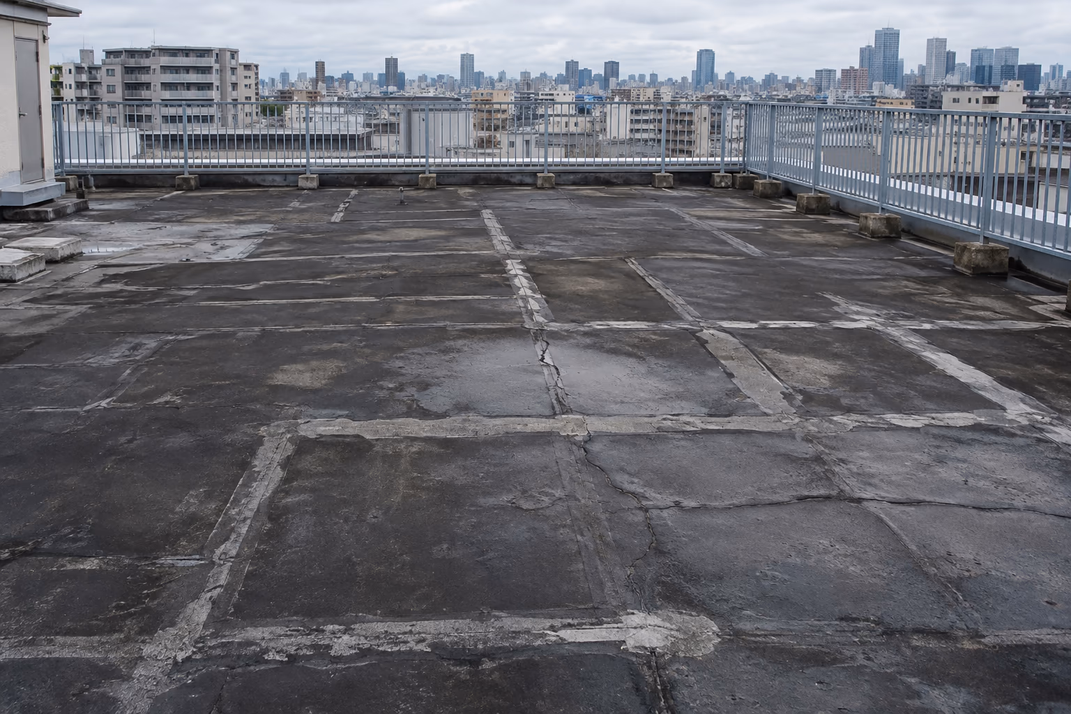 防水層が傷み、ひび割れが広がった屋上